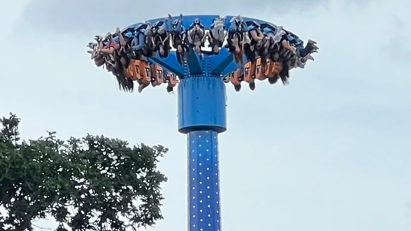 Horror im Freizeitpark: Fahrgäste hängen 25 Minuten kopfüber fest