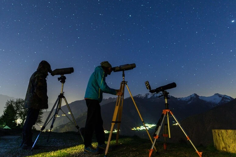 Scie luminose e stelle candenti, la magia dello stargazing