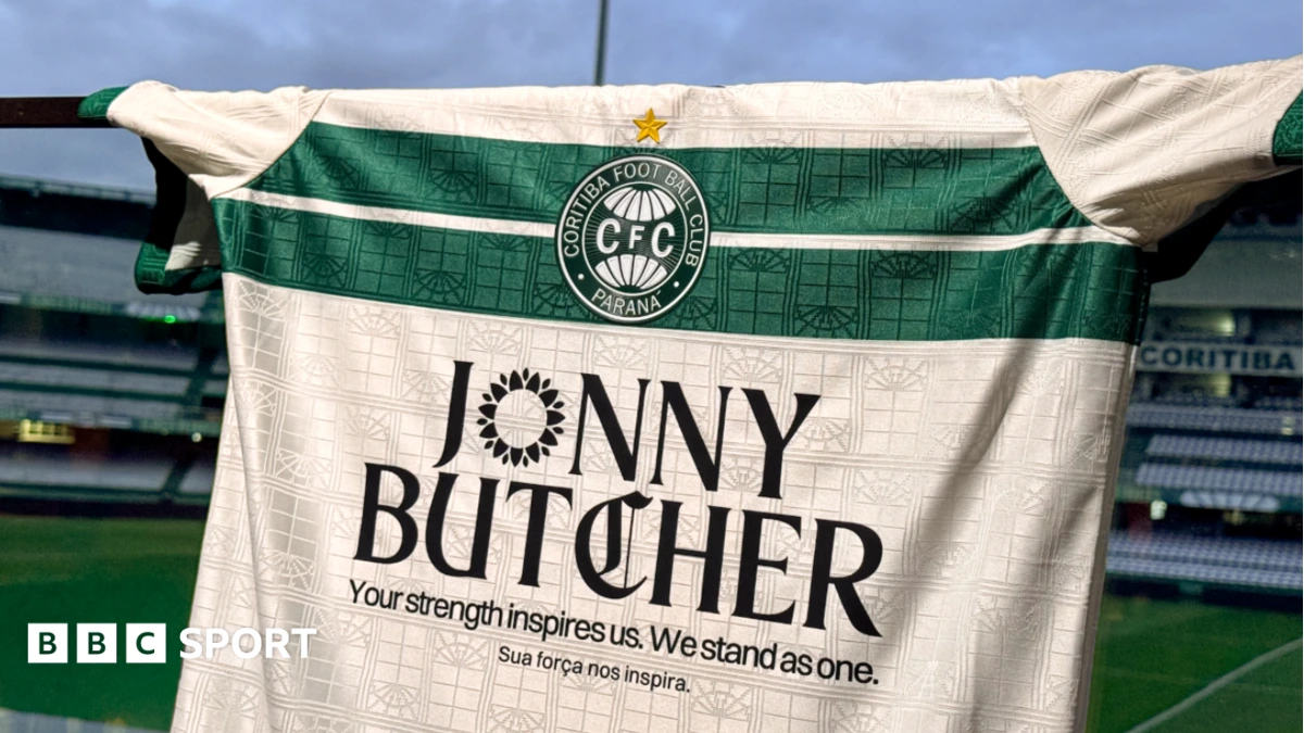 Brazilian top-flight club wear name of English fan with MND on shirts