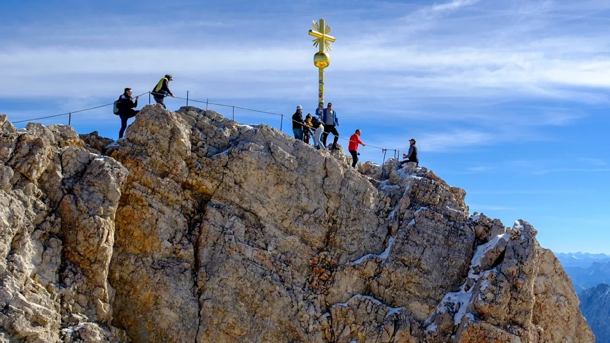 Vandalismus auf der Zugspitze: Betreiber fahnden nach „Sticker“-Chaoten