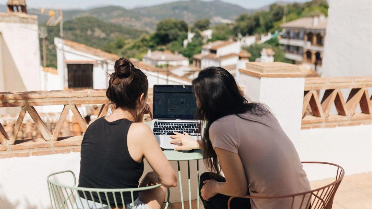 Volver a casa y al pueblo en verano gracias al teletrabajo: “Te permite reconectar con la familia y los amigos, es muy bonito”