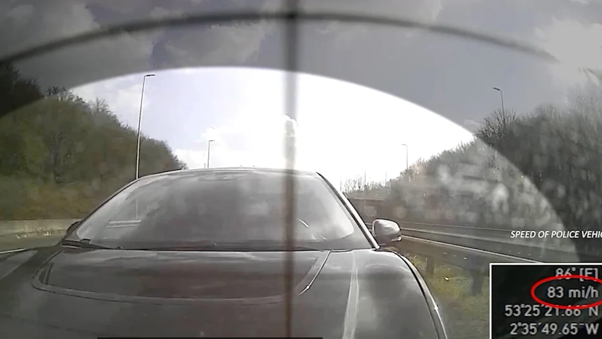 Er konnte Raten für E-Auto nicht mehr bezahlen: Brite rast über Autobahn, um Jaguar zu betrügen