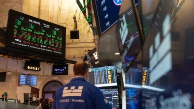 Borse, prezzo del petrolio di oggi | Greggio in calo, Wti sotto gli 80 dollari. Asia in rosso per i dubbi sull’AI, tonfo di Seul: -5,5%