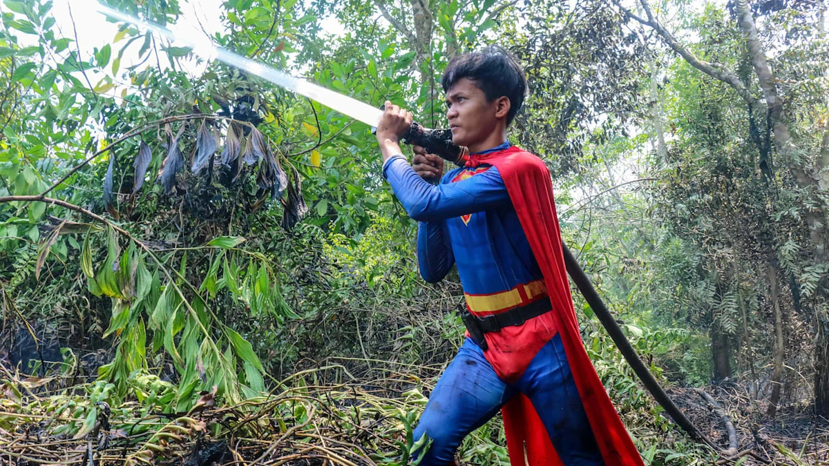 Indonesien: Teenager (17) kämpft als Superman gegen Waldbrände