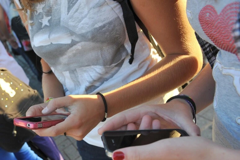 L'uso dei social in adolescenza potrebbe incidere sui voti a scuola