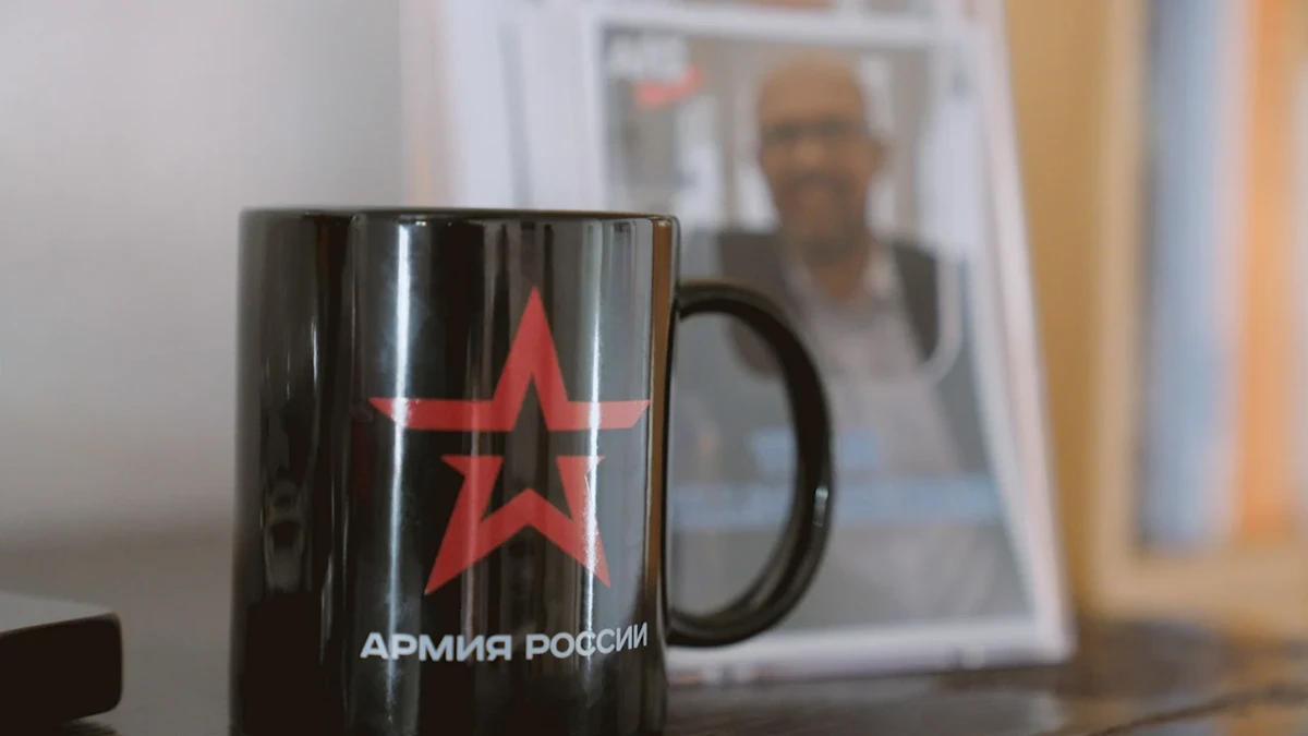 AfD-Politiker Tillschneider geht wegen Russen-Tasse auf BILD-Vize Paul Ronzheimer los