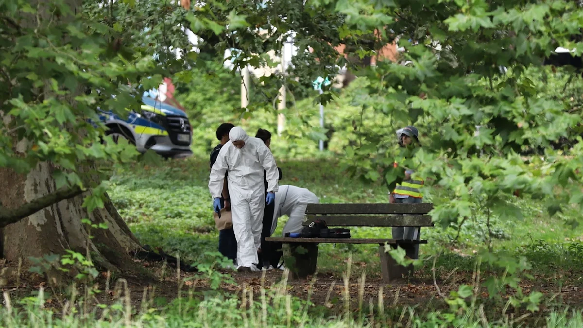 Großfahndung in Leverkusen: Mann in Park erstochen, Täter auf der Flucht