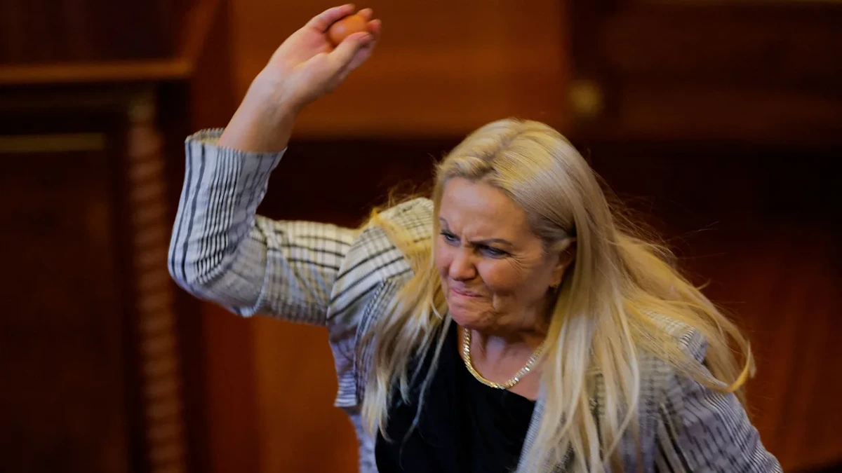 Staatskrise spitzt sich zu: Abgeordnete bewirft Premier mit Eiern