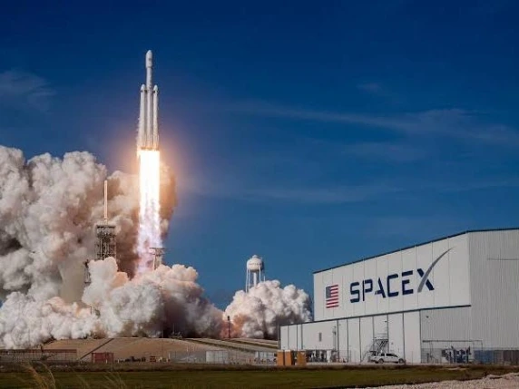 Trump rilancia la corsa allo spazio: mille lanci e rientri entro il 2030. La sfida di Musk e Bezos