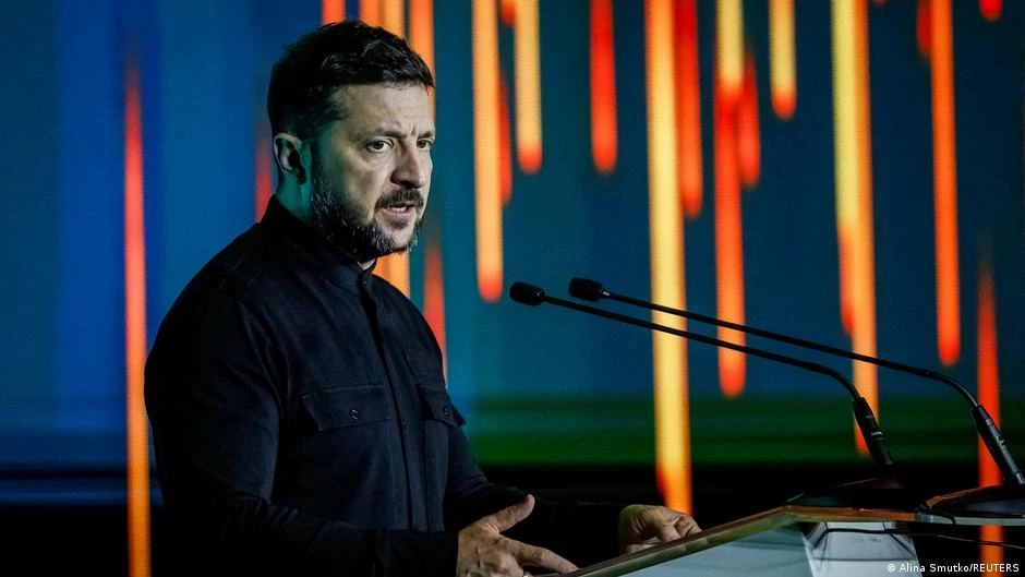 Zelenski encarga a comandantes de Azov reforzar Donetsk