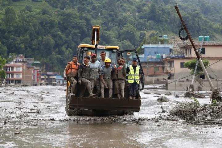 El Gobierno de Nepal se une tras la grave riada y decide donar su salario para las labores de reconstrucción
