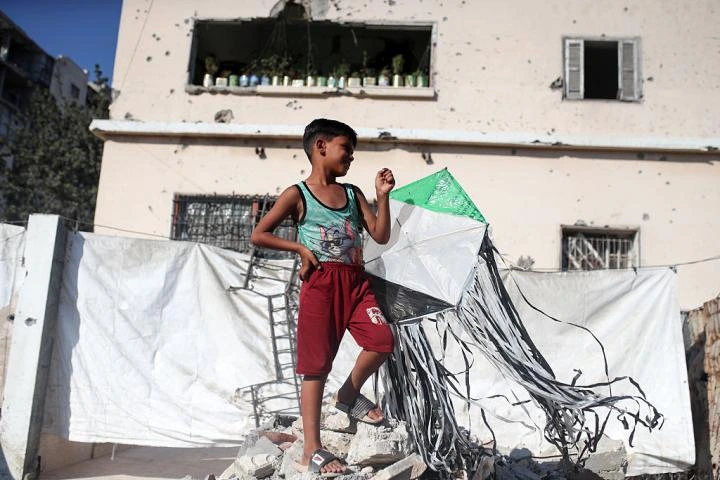 Entre irónicos e incrédulos, los gazatíes ven cómo Israel compara sus cometas con drones