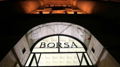 Borse di oggi 6 agosto e prezzo del petrolio in diretta | Europa in lieve rialzo con speranza di accordo su Hormuz, Asia in rosso per le vendite sul tech