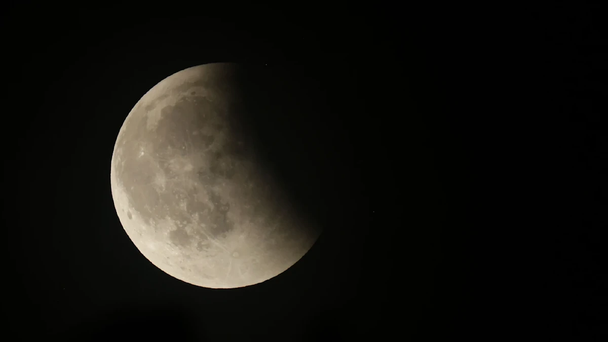 Spektakel Freitagmorgen über Deutschland: Mond verschwindet fast komplett