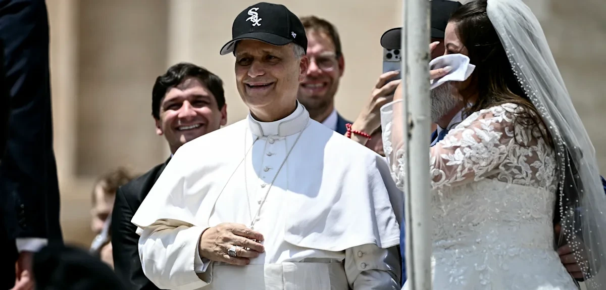 Sneaker, Ozempic, blaues Häkchen – wie der Papst die Kirche zur Tech-Brand umbaut
