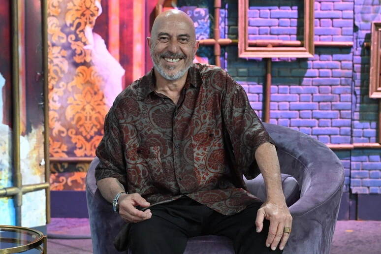 Roberto Ciufoli, a teatro sono Gesù, al cinema un invisibile