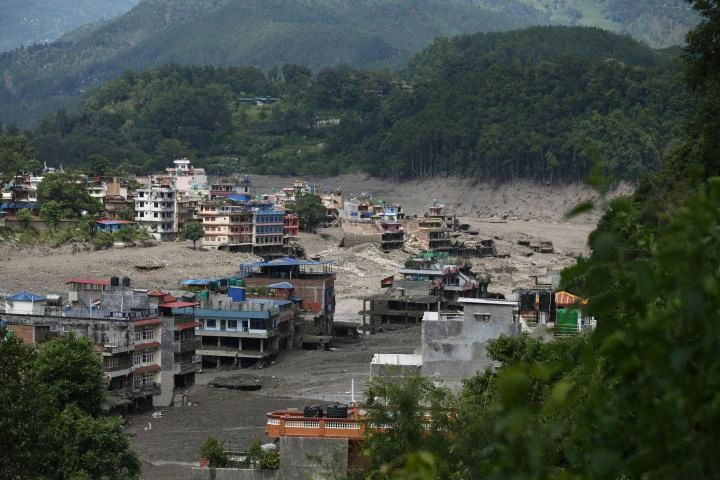 Nepal eleva a 162 los muertos y busca a más de 800 desaparecidos por la riada del Himalaya