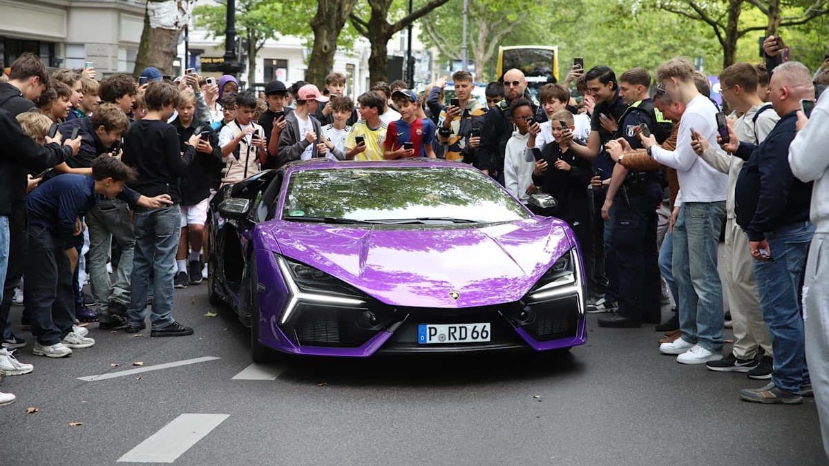 Massenansturm auf Gastronom in Rekord-Lamborghini: Sogar Polizeieinsatz