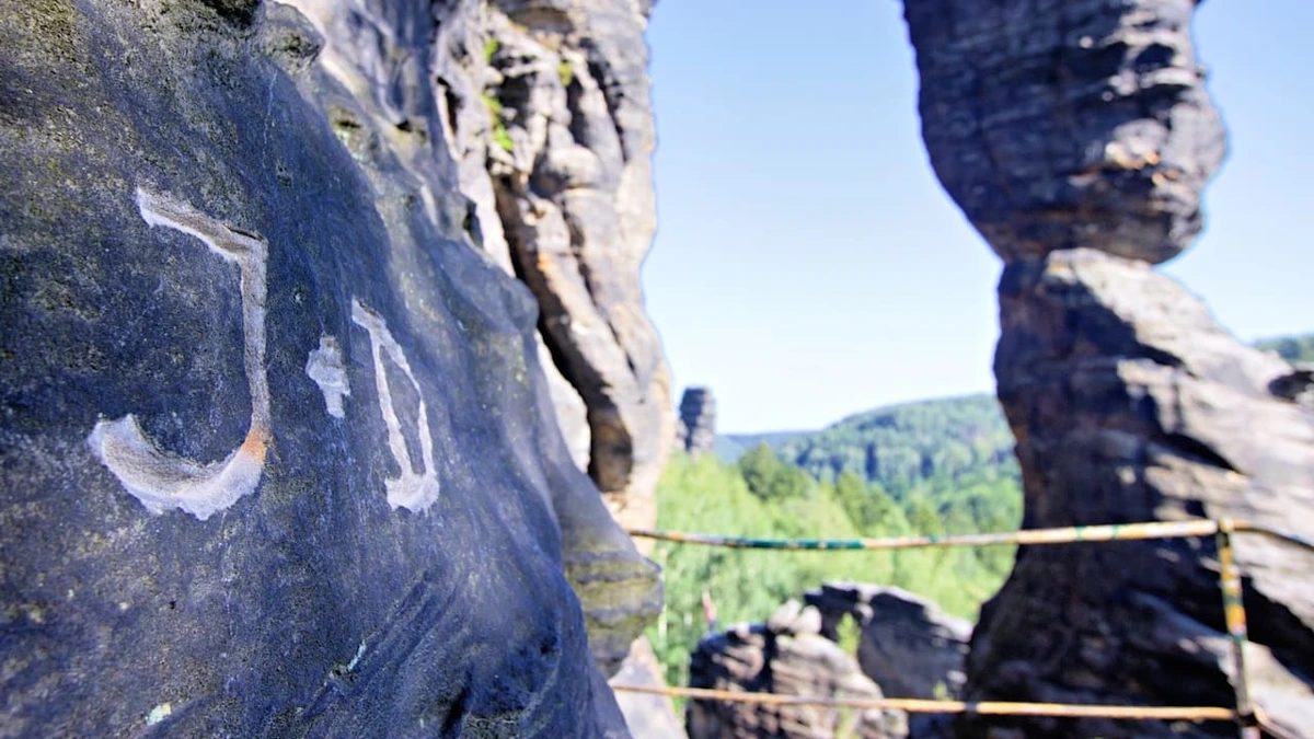 „J+D“-Vandalen im Nationalpark: Polizei jagt Felsen-Ritzer in Sachsen