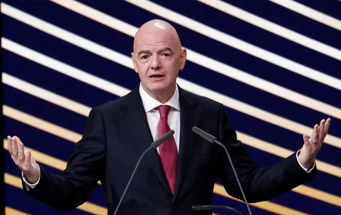 Gianni Infantino, esseulé à la FIFA et contesté de toutes parts, abandonne son plan controversé