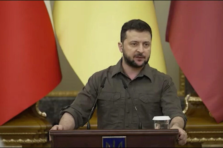 Zelensky, 'nei raid russi su Kiev danneggiata l'ambasciata lituana'