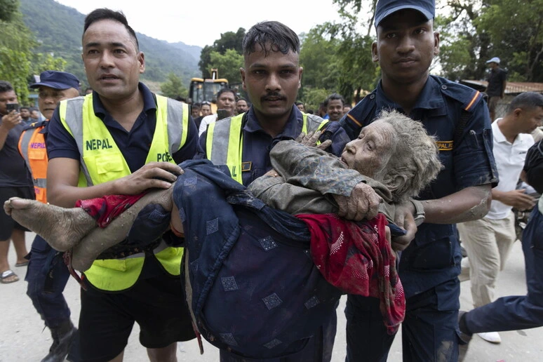 LA STORIA | L'ultranovantenne estratta dal fango, la foto simbolo della tragedia