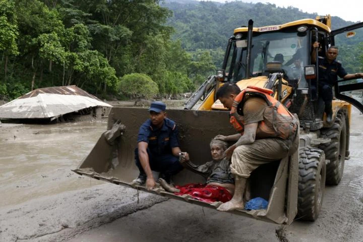 Al menos 55 muertos y 403 desaparecidos por las inundaciones entre Nepal y Tíbet: 291 son extranjeros