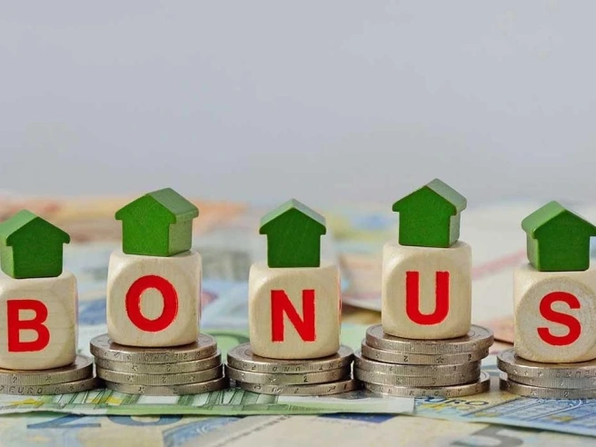 La «Repubblica dell’assistenza» vive con 200 miliardi di bonus: la metà degli italiani chiede sussidi (ma per produrre servono 8 milioni di immigrati)
