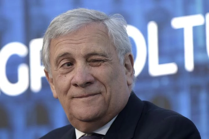 El 'lío de faldas' de Tajani: el canciller italiano indigna con sus comparaciones machistas (y su cuestionable perdón)