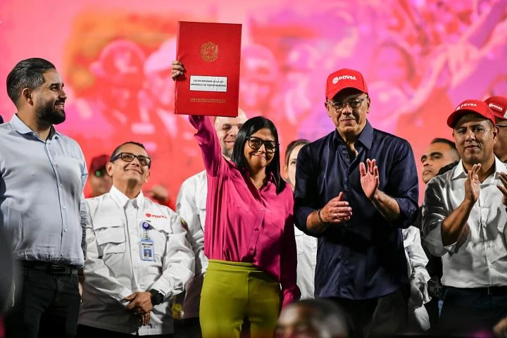 La cúpula militar venezolana respalda el acuerdo petrolero con EE.UU y niega que sea una "subordinación"
