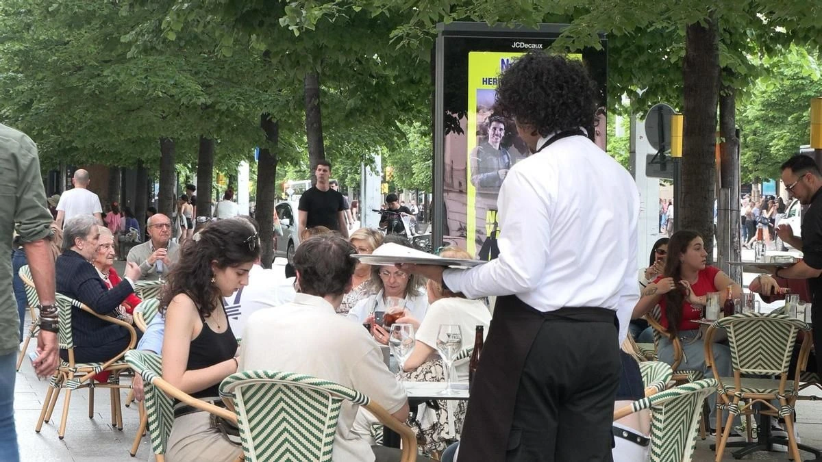 La regularización alivia la reducción de empleo del final del verano a 162.800 personas, aunque empuja al alza el paro