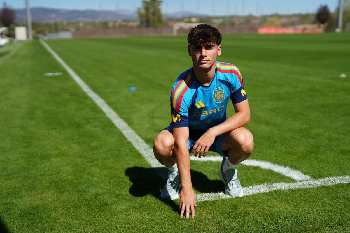 Rodrigo Mendoza, de las aficiones raras como el ajedrez y el póker al sueño de la Champions: "Aún tengo picorcillo por el derbi"