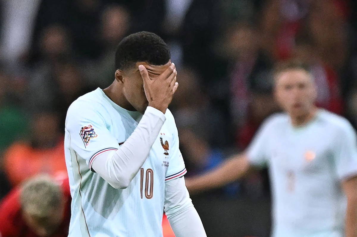 Mbappé sufre una ''hiperextensión de la cápsula posterior de la rodilla izquierda'' y podría estar de baja sólo dos semanas