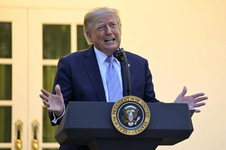 "Ególatra desquiciado y corrupto": Trump la lía con planes de volar Irán por los aires, rebautizar la IA y quedarse Groenlandia