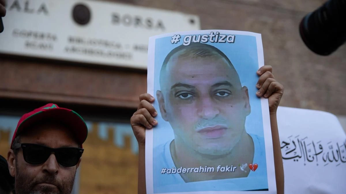 La jueza procesa a los dos policías que participaron en la muerte por asfixia de Abderrahim en Torrejón
