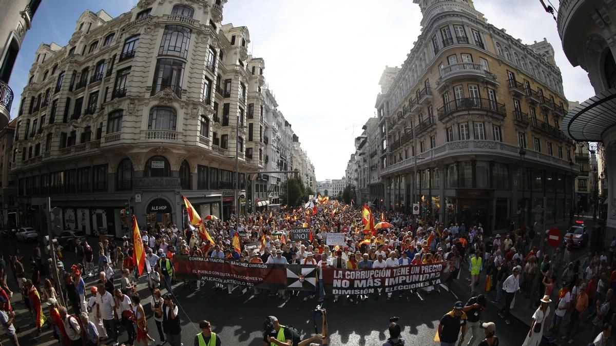 La marcha de la derecha “en defensa de España” exige que se juzgue a Sánchez por traición: “Su futuro está acabado a partir de Ceuta”