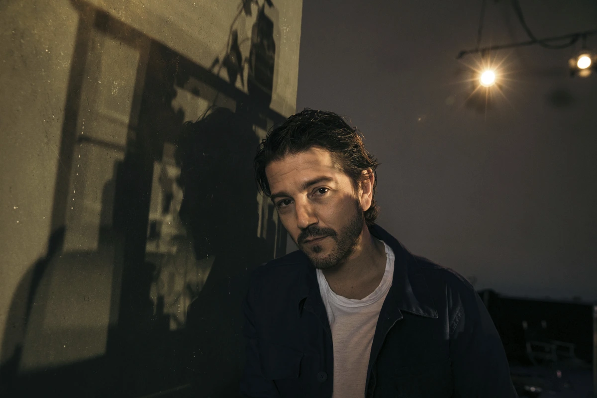 Diego Luna: "Basta ya del cinismo de la derecha con la emigración. No hay nación en el mundo que no sea de emigrantes"
