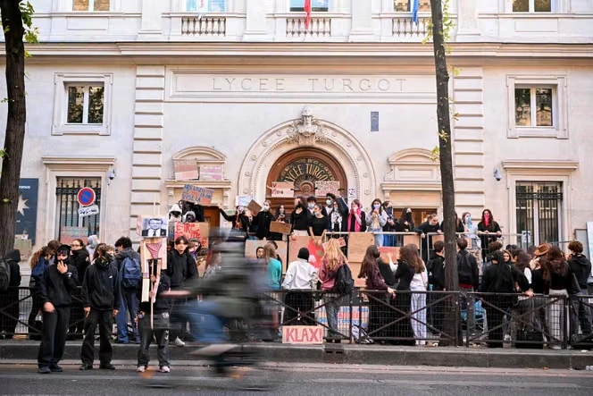 Paroles de lycéens participant aux blocages : « Je suis inquiet pour mon avenir et pour celui de tous les lycéens de France »