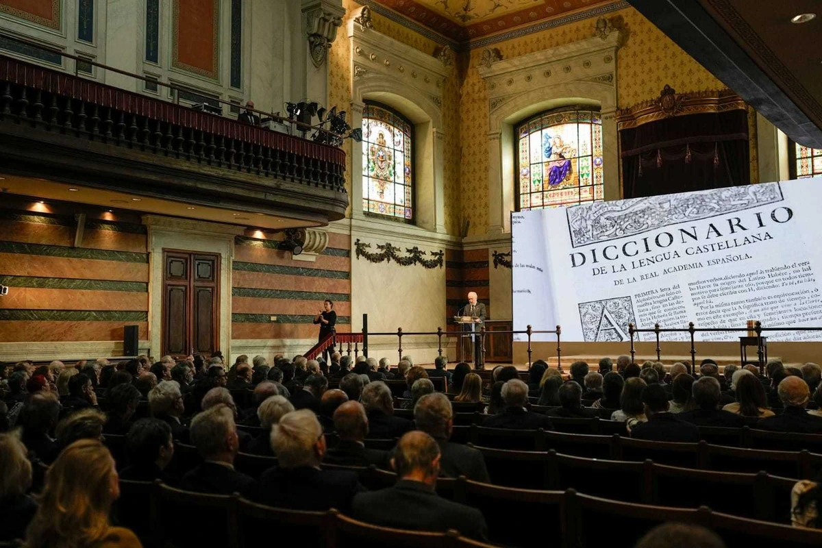 El Diccionario de los 300 años estrena su 24ª edición: 99.900 palabras, diseño nativo digital y novedades como performativo, porfa, narcolancha e 'influencer'