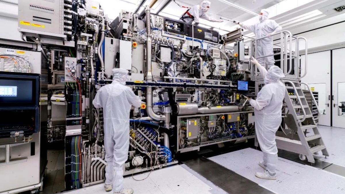 Cuatro años de cola para comprar máquinas de chips: la fiebre de la IA desborda al gigante europeo ASML
