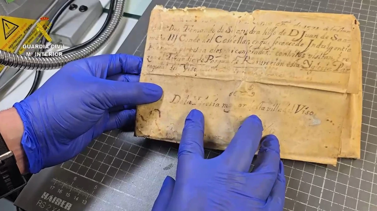La Guardia Civil recupera en Sevilla una bula papal del siglo XVI sustraída por un vecino hace 50 años
