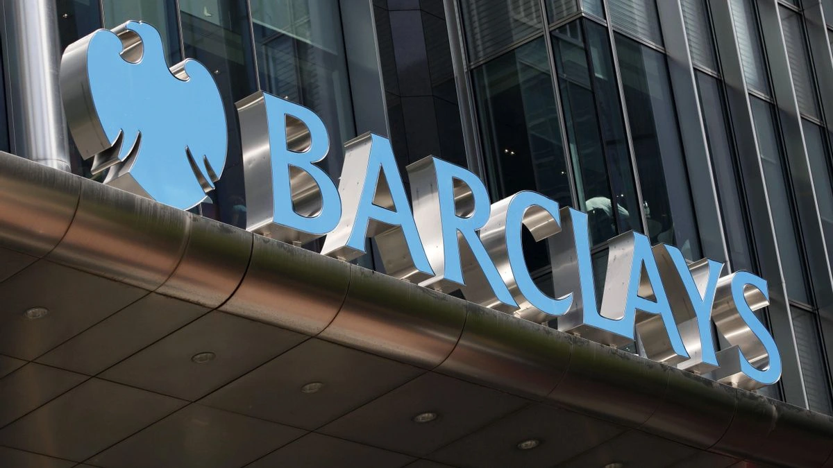 Barclays recortará 5.000 puestos de trabajo, el 5% de la plantilla, tras introducir la IA y disparar sus beneficios