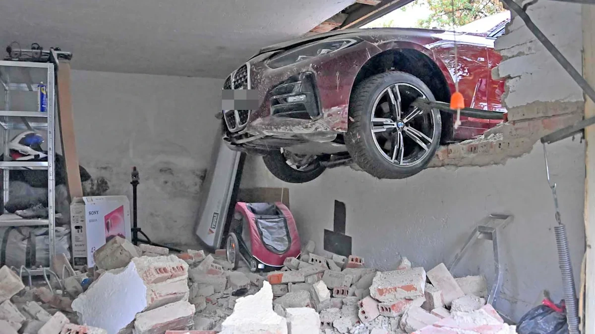 München: Autodiebe rasen mit Cabrio durch Garagenwand und flüchten