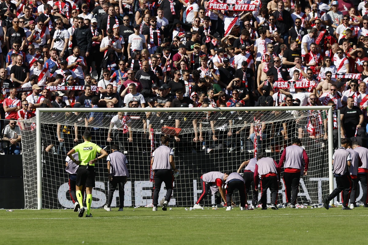La metáfora de los aviones de papel que provocaron el suspendo del partido del Rayo Vallecano: "La lucha seguirá hasta el final"