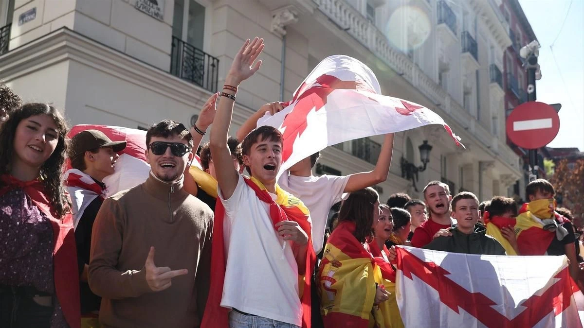 La acampada de Sol resiste a los ataques y provocaciones de los ultras el 12 de octubre: “Sigue habiendo mucho fascismo”