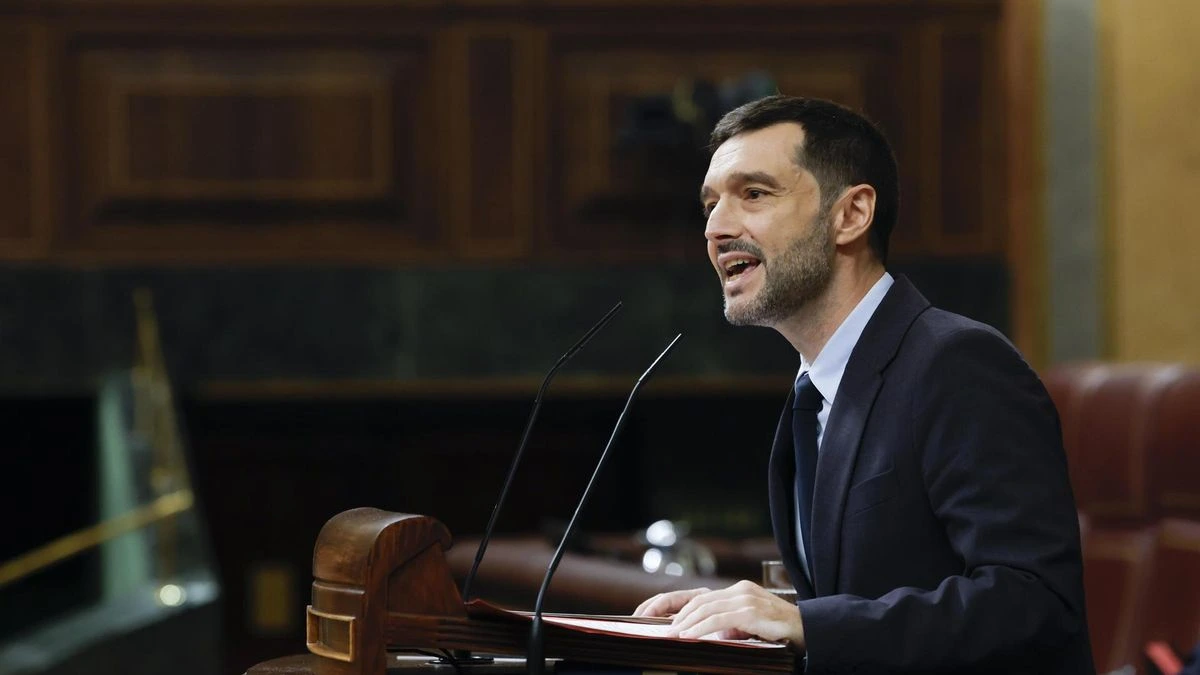 Bustinduy: “Pueden gritar muy alto 'España' o 'Catalunya', pero van a votar contra su pueblo para ondear la bandera del rentismo”