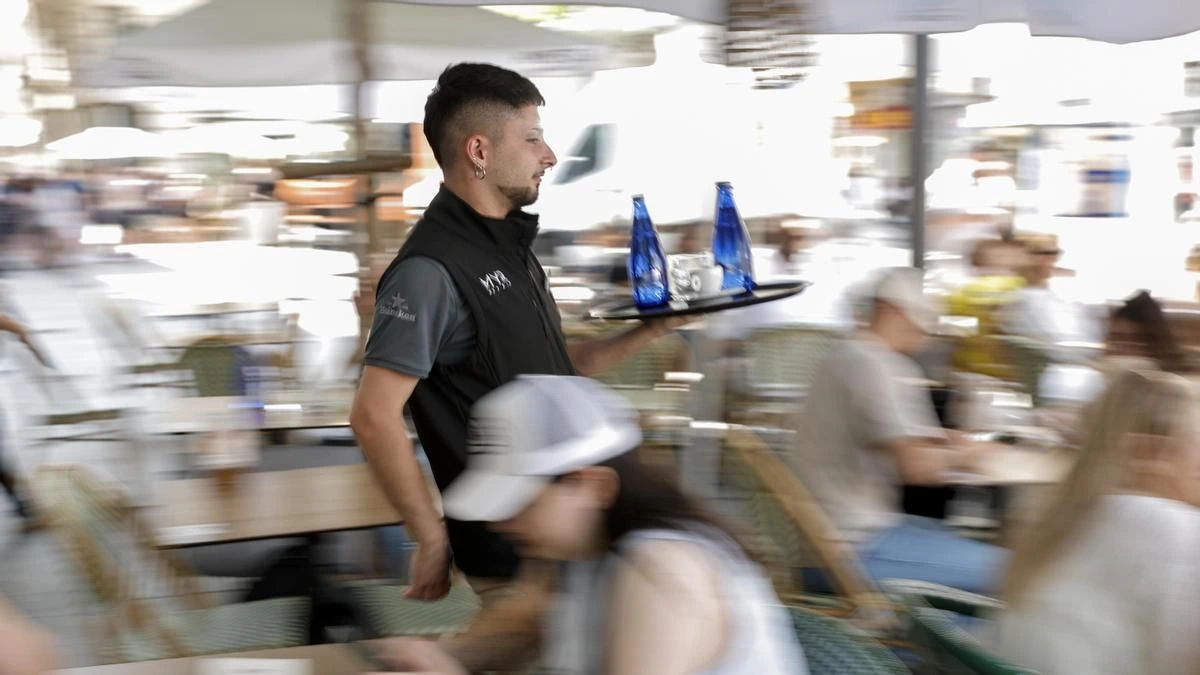 El empleo marcó un nuevo récord de 22,8 millones de trabajadores y el paro subió en 95.900 personas en verano